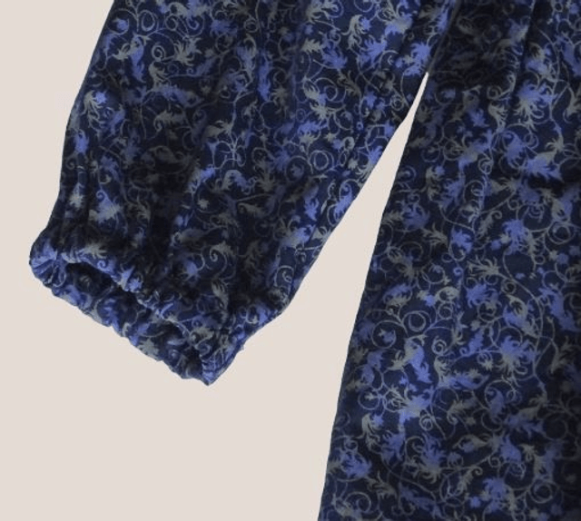 Robe fond bleu, volant épaule
